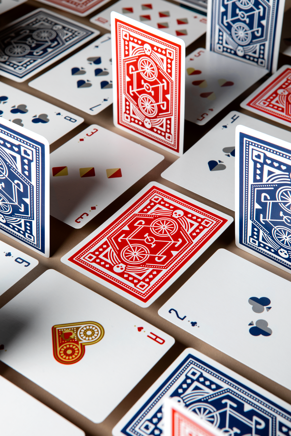 期間限定セール DKNG Play of Art - Cards Playing Wheel Red トランプ